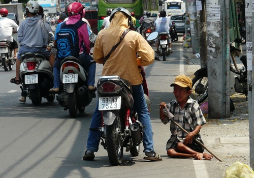 'Tha bi lua con hon ay nay vi khong giup nguoi ngua tay xin' hinh anh