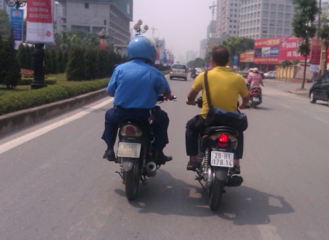 Di xe may dan hang ngang 2 xe co bi xu phat? hinh anh
