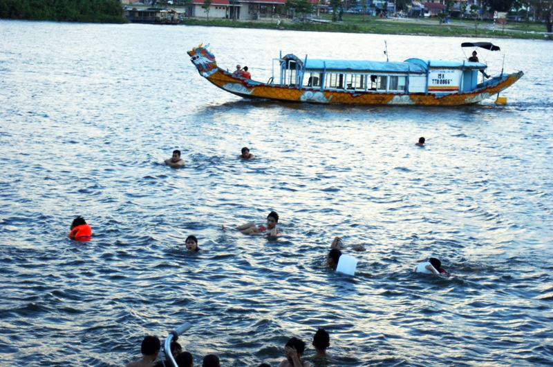 Bai tam thach thuc tu than ngay nang nong tren song Huong hinh anh