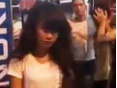 Thieu nu bi danh giua pho vi nghi trom tien hinh anh