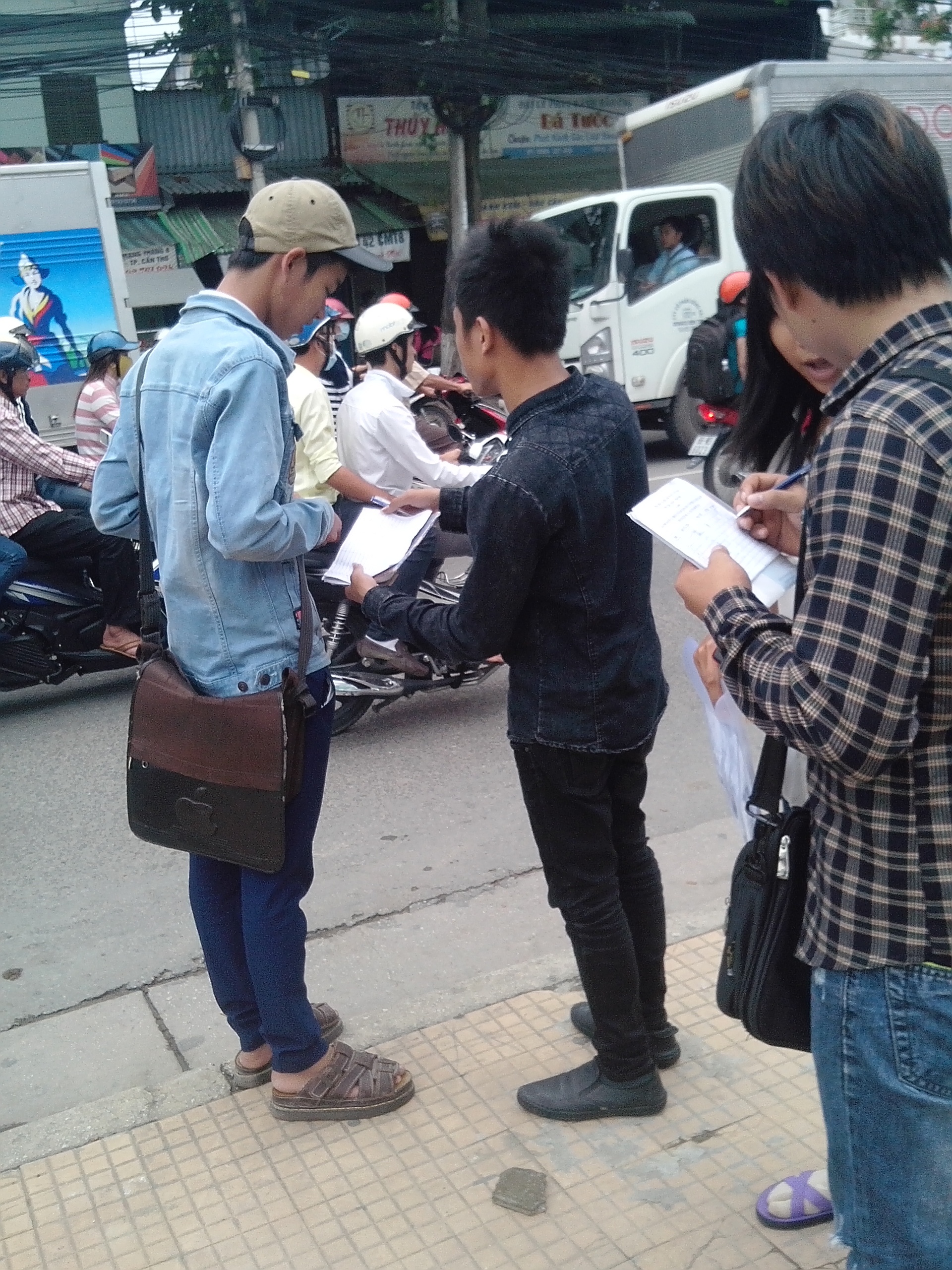 Những kẻ lừa đảo chọn đối tượng là học sinh ở dưới quê lên dự thi đại học.