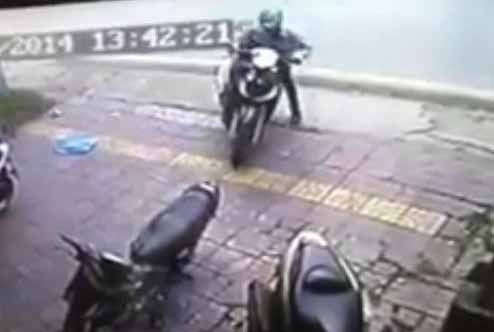 Ten trom xe SH bi dap song phi trung nguoi hinh anh