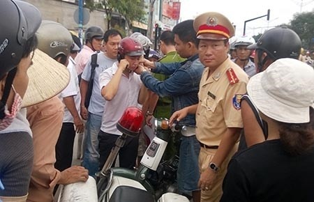 Cảnh sát giao thông khóa tay học sinh lớp 11.