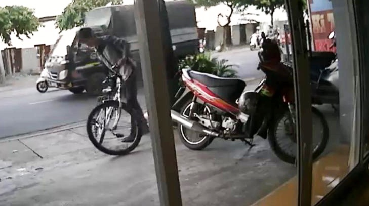 Clip than nhien trom xe dap tai Sai Gon hinh anh
