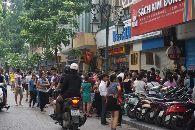 Rất đông người chấp nhận chờ đợi từ 6h sáng để mua hàng hiệu thanh lý dù cửa hàng không mở cửa.