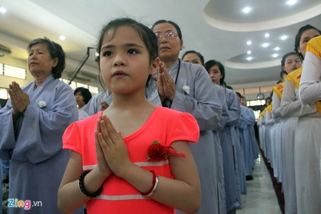 Bông hồng cài áo dành cho những ai còn cha mẹ.