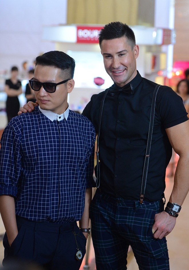 Nhiếp ảnh gia Samuel Hoàng và chuyên gia catwalk Adam.