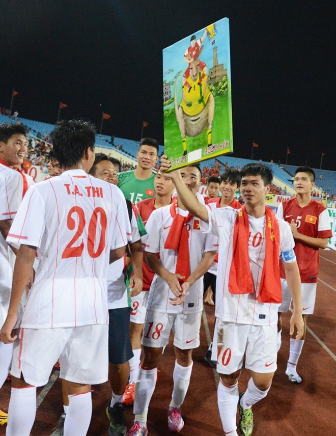 Hình ảnh Công Phượng cầm tranh biếm họa ăn mừng gây tranh cãi.