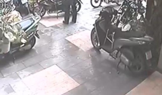 Clip gia khach hang den quan uong nuoc trom xe SH hinh anh