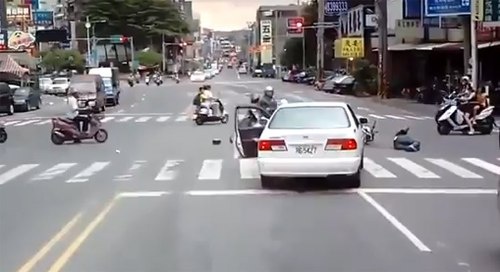 Bi tran lot khi dung oto cho den do hinh anh