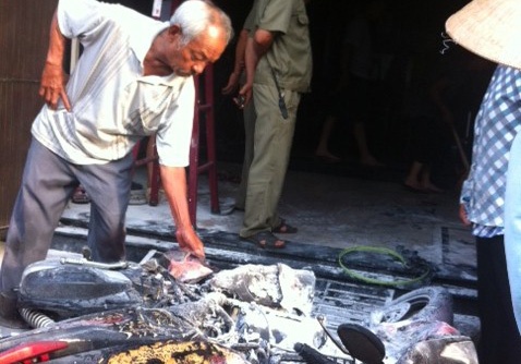 Hai nguoi la mat giup dap dam chay lon hinh anh