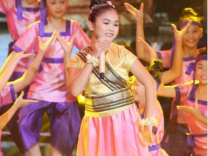 Doc gia lam tho tang be Thien Nhan The Voice Kids hinh anh