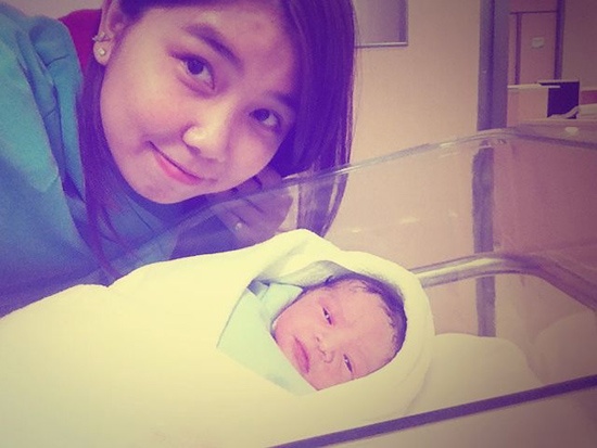 Những hình ảnh đầu tiên của con gái PHạm QUỳnh Anh – Quang Huy đã được bạn bè của bố mẹ chia sẻ trên các mạng xã hội từ buổi trưa ngày 1/11/2012.