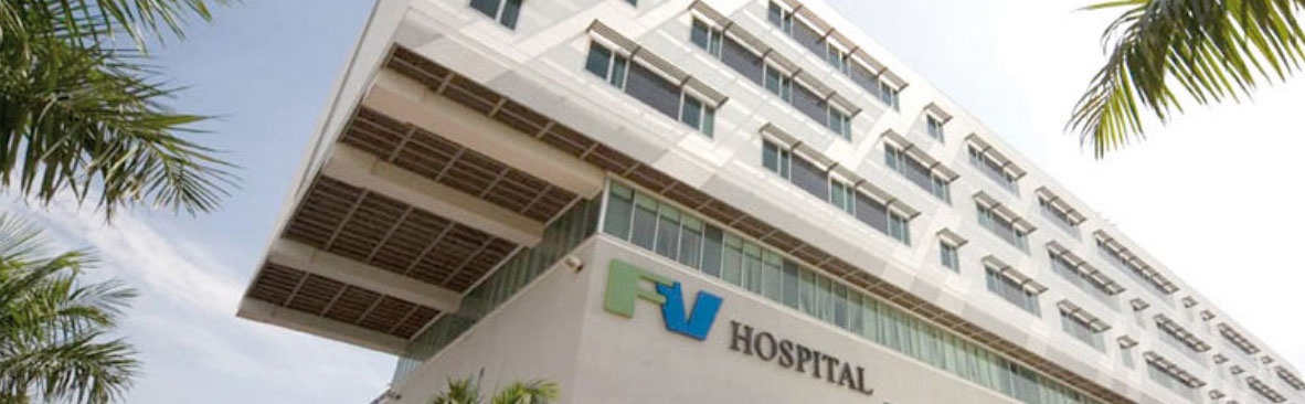 Bệnh viện Pháp Việt (FV) không chỉ được nhiều người Việt tin tưởng mà còn được người nước ngoài sống và làm việc tại Việt Nam lựa chọn làm nơi chăm sóc sức khỏe thay vì phải quay về nước để điều trị, chiếm 25% trên tổng số lượng bệnh nhân, tương đương 50 ngàn bệnh nhân mỗi năm. FV cũng là bệnh viện Việt Nam đầu tiên phát triển dịch vụ du lịch khám chữa bệnh, thu hút hàng ngàn bệnh nhân có thu nhập cao từ các nước khác đến điều trị, nhiều nhất là người Cambodia. Ảnh: Website Bệnh viện FV.