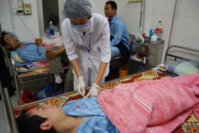 Co nen tuy tien truyen nuoc tai nha khi bi sot? hinh anh