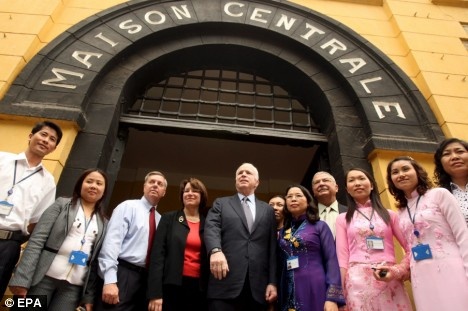 McCain thăm lại nhà tù Hỏa Lò, nơi ông từng bị giam giữ 5 năm.