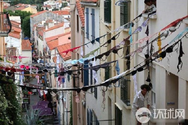  Tháng 7/2012, người dân ở làng Banyuls, nước Pháp đã nảy ra một ý tưởng có 1-0-2 để phản đối xây bến cảng tư nhân gần nơi họ sống.  Phụ nữ đủ mọi lứa tuổi đổ nhau ra đường, giăng đồ lót khắp các con phố vui như “ngày hội”.  Mục đích của việc treo đồ lót là khiến cho những nhà đầu tư bến tàu thấy việc họ làm cũng đang phá cảnh quan đô thị và ảnh hưởng đến cộng đồng, chẳng khác nào việc treo đồ lót ra đường.