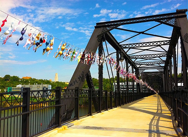 Chiến dịch nhằm nâng cao ý thức của cộng đồng về căn bệnh ung thư vú cực kỳ nguy hiểm, có thể cướp đi sinh mạng của rất nhiều phụ nữ mỗi năm.