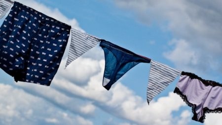 Các thành viên ủy ban tổ chức lễ hội mùa hè ở Langton Herring, Dorset, Anh, phải cắt giảm chi phí cho buổi tiệc mùa hè thường niên do suy thoái kinh tế. Vì vậy, thành viên của ủy ban này đã đưa ra một gợi ý hài hước là nên sử dụng quần lót như là cờ trang trí để tiết kiệm chi phí.