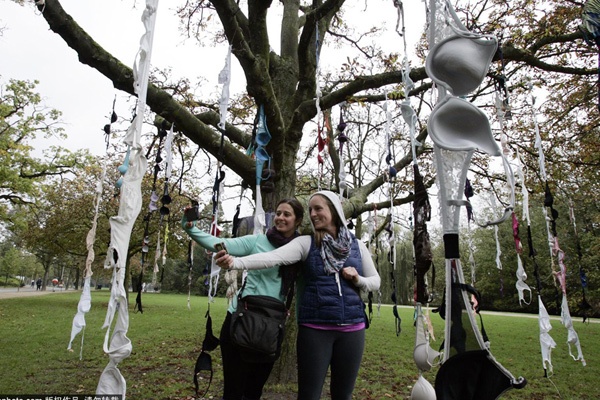 Hoạt động này đã thu hút phái đẹp đến chụp ảnh kỷ niệm.