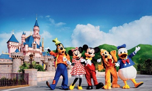 Công viên Hong Kong Disneyland mở cửa đón khách vào năm 2005. Đây là công viên chủ đề đầu tiên ở Trung Quốc và là công viên mô phỏng thứ 3 được xây dựng tại châu Á và có quy mô nhỏ nhất thế giới.
