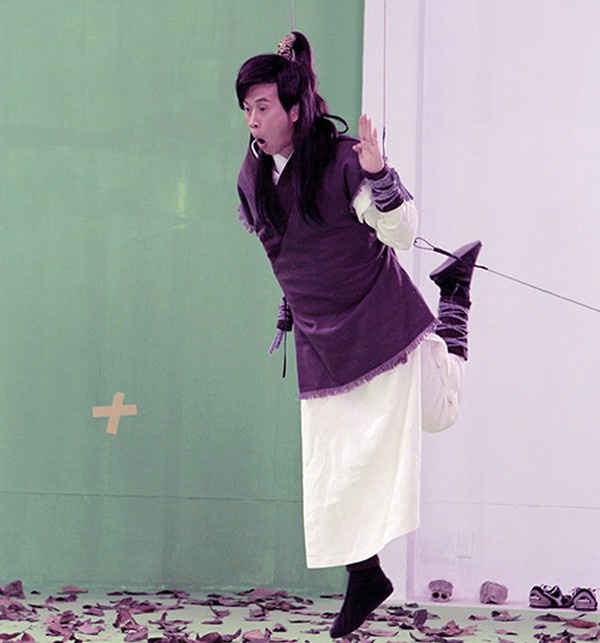 Trong phim Năm sau con lại về,  Hoài Linh đảm vai Dương Quá trong tác phẩm Thần điêu đại hiệp cũng mang đến nhiều tiếng cười dành cho người xem.