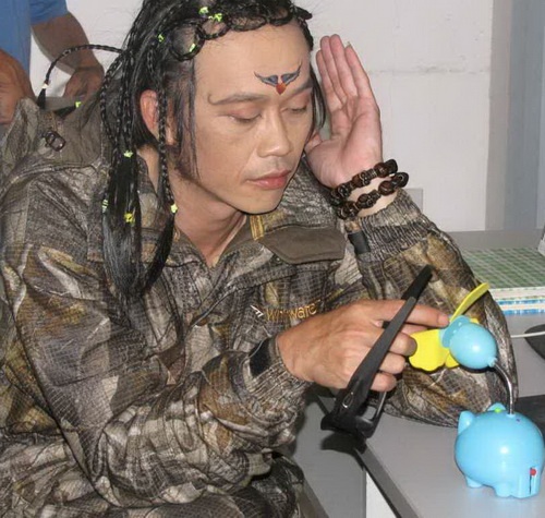 Trong Hoán đổi thân xác, Hoài Linh có tạo hình ngầu ngầu nhưng ngố ngố khiến người xem phải bật cười.