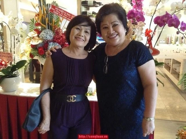 Bà Trương Thị Thu Dung (phải) nhận được nhiều sự đồng tình của người hâm mộ khi chê trách việc đạo nhạc.