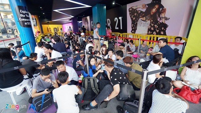 Người dân xếp hàng chờ đợi để mua được Iphone 6. 