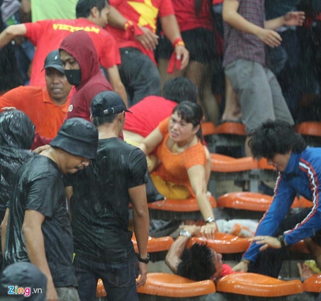 Những CĐV quá khích Malaysia khiến nhiều người hâm mộ bóng đá bất bình. Ảnh: Tùng Lê.