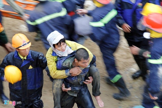 Cong dong mang hanh phuc khi 12 cong nhan duoc cuu hinh anh