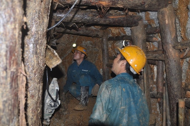 Doc gia hien ke tiep cuu 12 cong nhan mac ket trong ham hinh anh