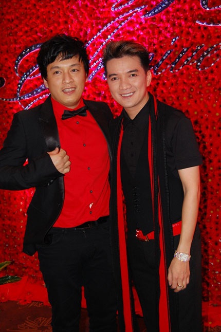 “Quý ông nhạc Việt” cho biết, lý do anh chọn hai màu này là anh quan niệm cuộc đời như một canh bạc, có đỏ - đen, có thắng - thua và nghề nghiệp hay bất kỳ thứ gì trong cuộc sống này cũng như vậy. 