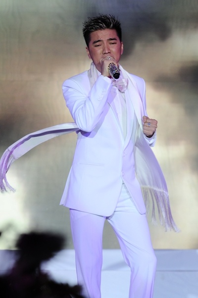 Dạ tiệc trắng được Mr Đàm lập kỷ lục với liveshow dài nhất, số lượng bộ trang phục trắng nhiều nhất và khách mời cũng được yêu cầu diện những bộ cánh màu trắng. 