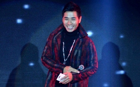 MC Nguyên Khang mắc nhiều lỗi trong đêm thi thứ 2 The Remix. Ảnh: egiaitri.