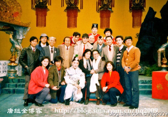 Ảnh Tề Thiên lạc, Lưu Tân (áo đỏ tay trái vai Bách Hoa Mĩ công chúa), Cung Minh (Châu Tử Quốc quốc vương, áo trắng giữa), Vương Phụng Hà (áo đỏ tay phải, Thiết phiến công chúa, mất 1993), cạnh đạo diễn là diễn viên Cao Ngọc Sảnh (Cao lão phu nhân), ngoài cùng tay phải phó đạo diễn Nhậm Phụng Pha, kế Lục Tiểu Linh Đồng, Mã Đức Hoa, Hạng Hán...