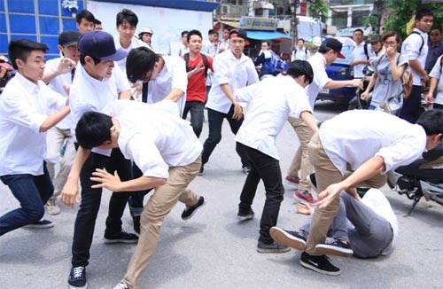 'La ban hoc, sao danh nhau nhu ke thu'? hinh anh