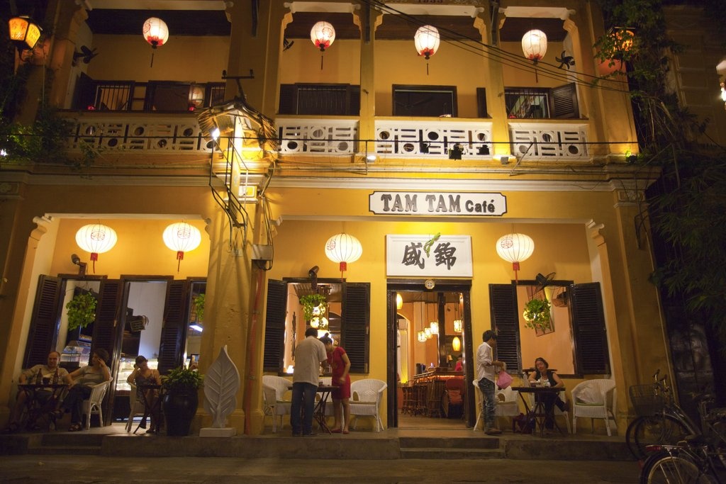 Hội An còn mê hoặc lòng người với những quán cà phê thiết kế độc đáo.