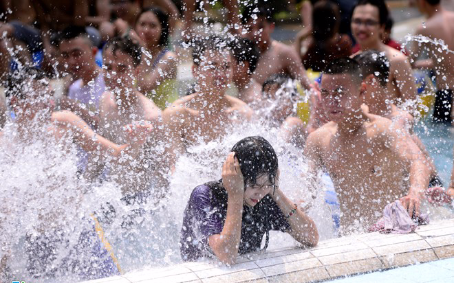 Hon loan tai cong vien nuoc Ha Noi: Loi cua ban to chuc? hinh anh