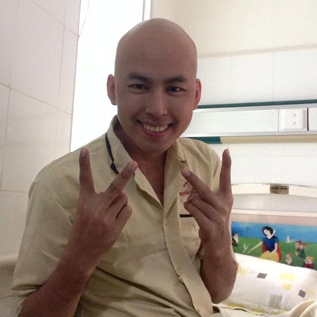 Nụ cười lạc quan của Duy Nhân trên giường bệnh.