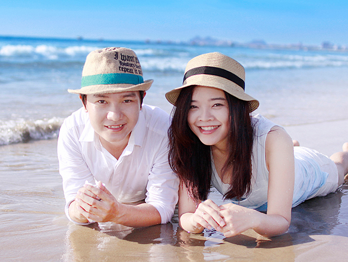 Cap doi mat gan mot nam di khap noi tu chup anh cuoi hinh anh