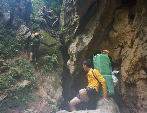 150 porter theo hang truyen hinh ABC vao Son Doong lam gi? hinh anh