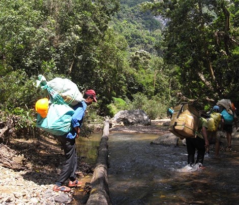 Việc nặng nề nhưng ai cũng phấn khích.