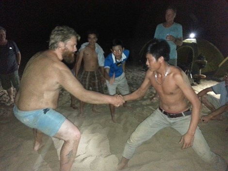 Porter giao lưu vật với khách.