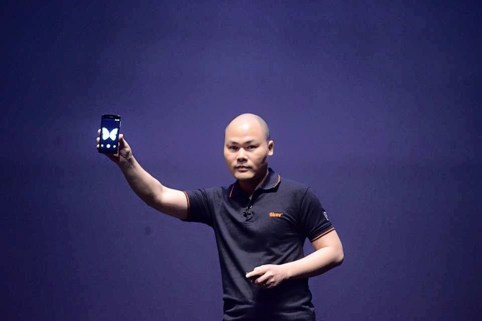 Nhac che Bphone tren nen nhac 'Yeu khong nghi phep' hinh anh