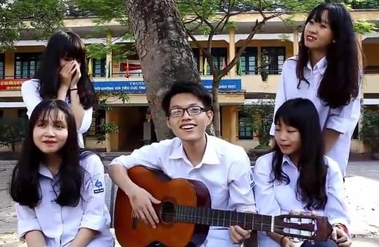 Clip chia tay mai truong cap ba cua hoc sinh Ha Noi hinh anh