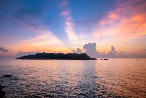 Hừng đông ló rạng trên Hòn Đầu, phía ngoài Mũi Đôi.