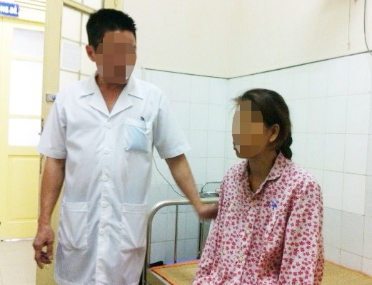 Bác sĩ Lưu Quốc Khải và bệnh nhân nhiễm HIV mà mình và ê kip mổ vừa cứu sống. Ảnh: TL.
