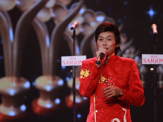 Nghệ sĩ Hoài Linh phát biểu nhận giải tại Mai Vàng 2014.
