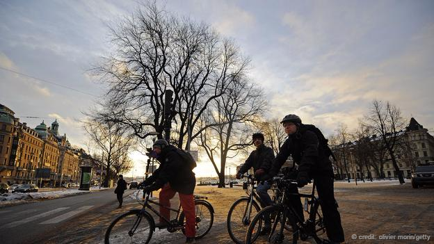 Đạp xe ở trung tâm Stockholm. 